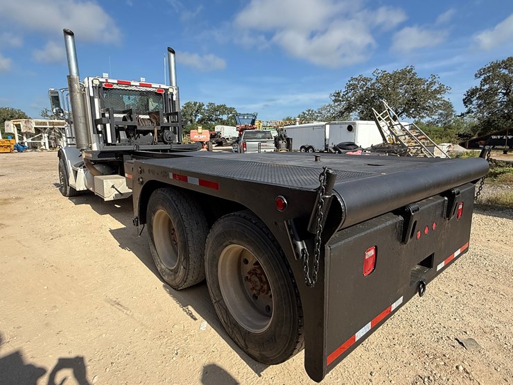 2009-peterbilt-367-image-12