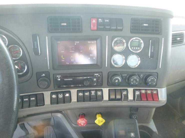 2017-kenworth-t880-image-15