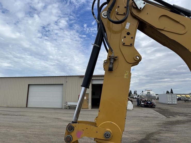 2022-caterpillar-430-image-21