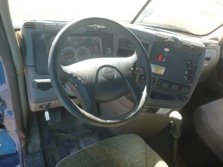 2012-freightliner-cascadia-113-image-18