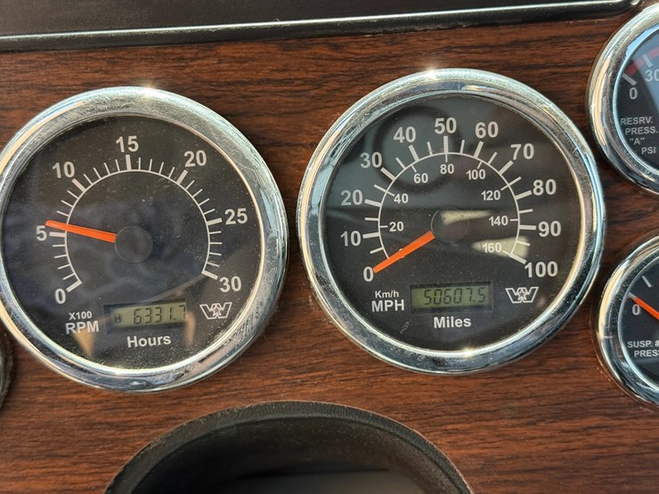 2017-western-star-4900fa-image-19