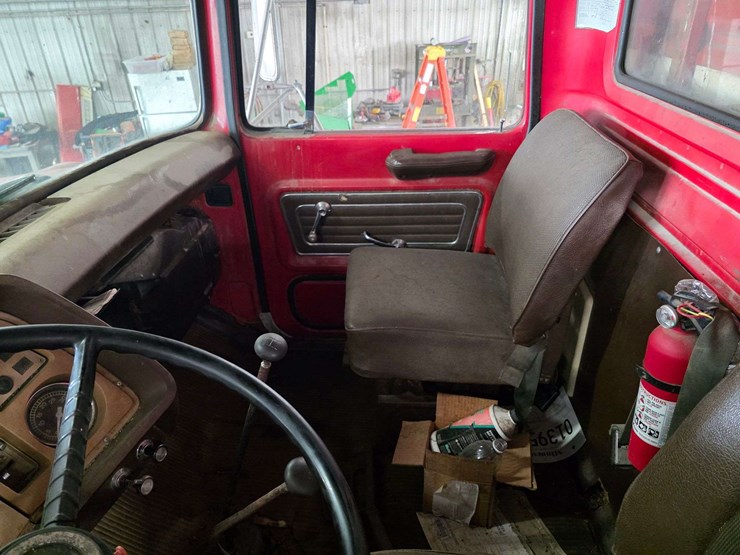 1974-ford-800-image-38