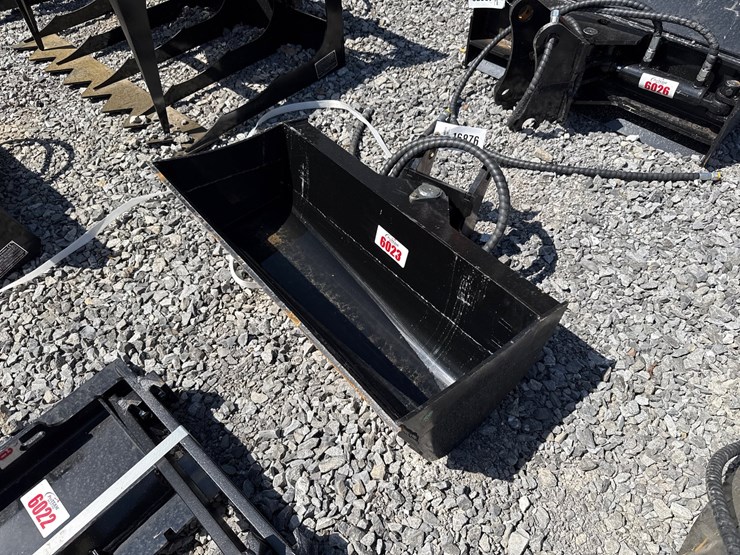#6023-•-32"-excavator-hyd-tilt-bucket-image-2