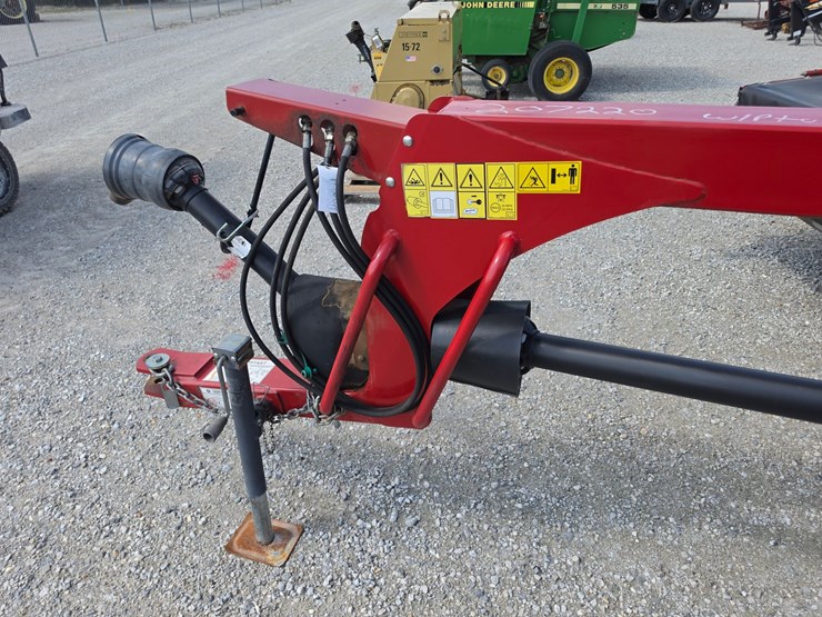 new-holland-210m-image-10