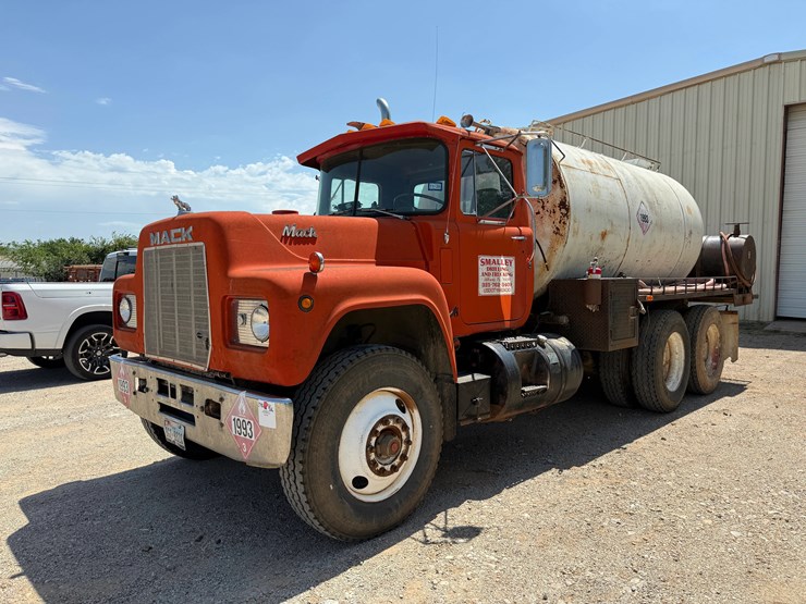 1986-mack-r686st-image-2