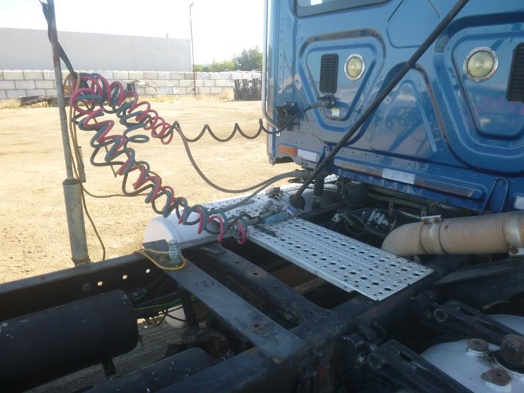 2012-freightliner-cascadia-113-image-9