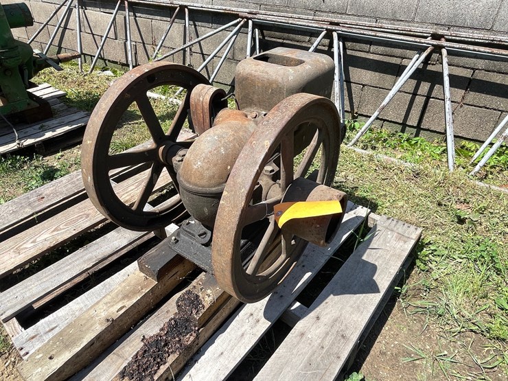 #4700-•-john-deere-hit-and-miss-image-1