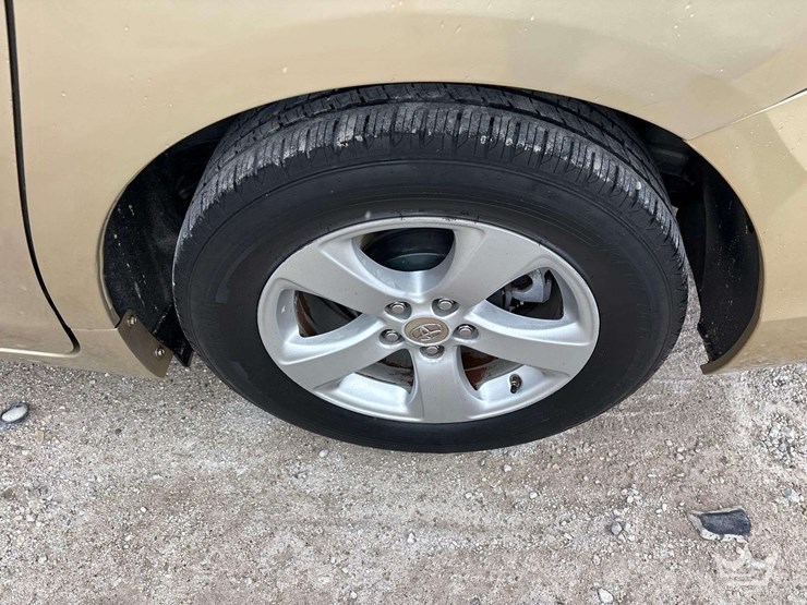 2011-toyota-sienna-image-21