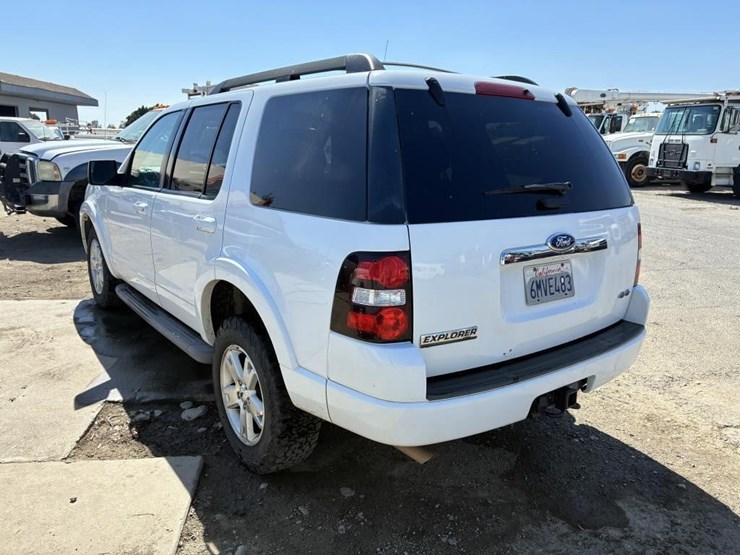 2010-ford-explorer-image-4