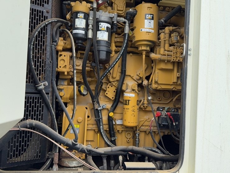 #2099-•-cat-x0200-2-towable-generator-image-14