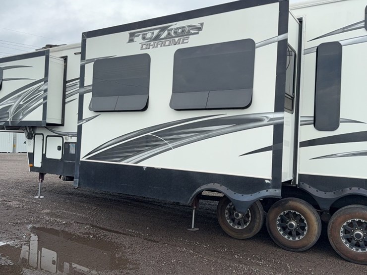 #3001-•-2014-fabrique-41'-5th-wheel-toy-hauler-image-13