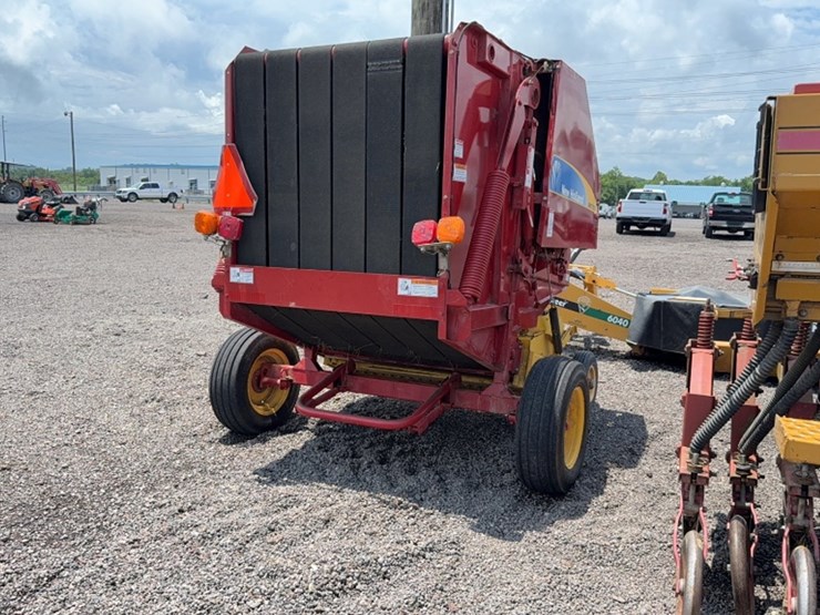 new-holland-br7050-image-4