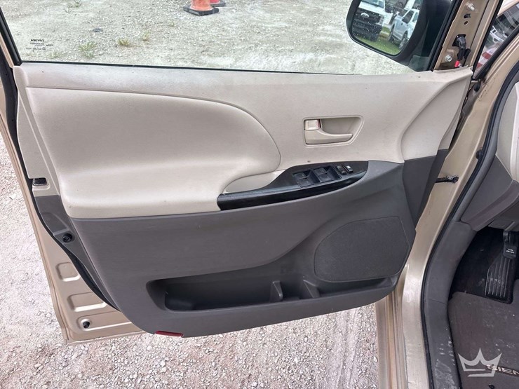 2011-toyota-sienna-image-11
