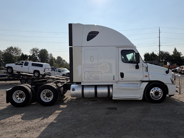 2016-freightliner-cascadia-t/a-sleeper-truck-image-3