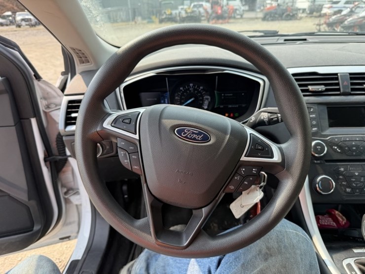 2015-ford-fusion-hybrid-sedan-image-24