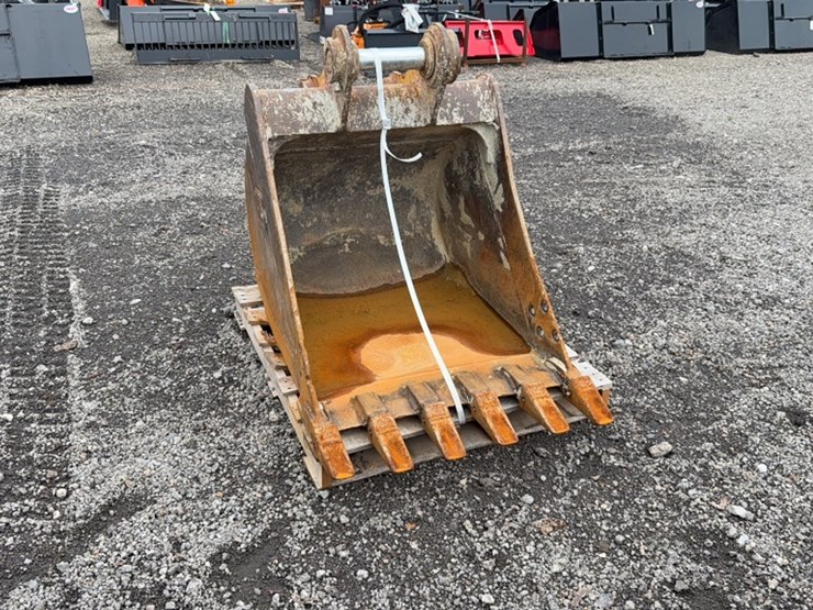 #2053-•-cat-32"-excavator-bucket-image-2