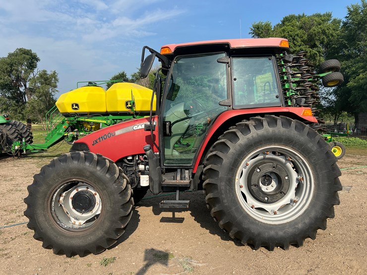 case-ih-jx1100u-tractor-image-3