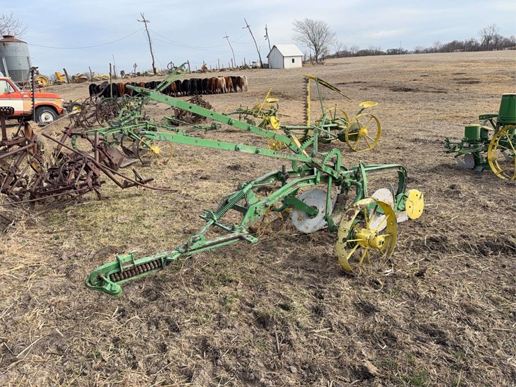 john-deere-pull-type-two-bottom-plow-image-1