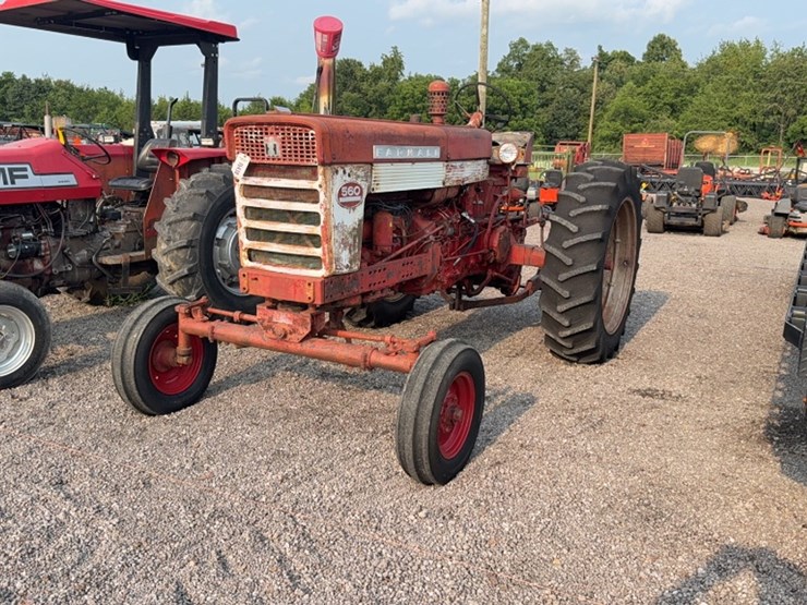 #3047-•-mccormick-farmall-560-tractor-image-1