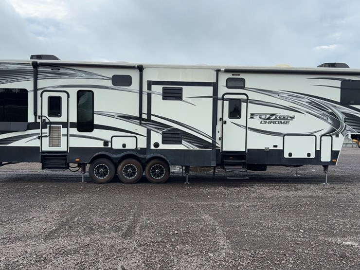 #3001-•-2014-fabrique-41'-5th-wheel-toy-hauler-image-8
