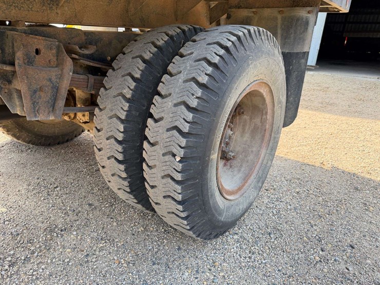 1979-ihc-1700-single-axle-grain-truck,-15’-steel-box-with-622-schwarts-hoist,-steel-floor,-136k-mile-image-22