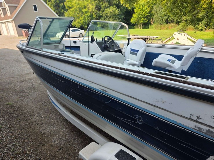 1990-crestliner-phantom-18’-boat-with-120hp-2-stroke-johnson-outboard-motor-and-15hp-johnson-kicker-image-30