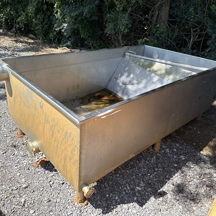 #6084 • 7' STAINLESS STEEL WATER TANK