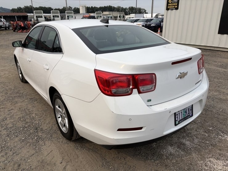 2015-chevrolet-malibu-ls-sedan-image-6