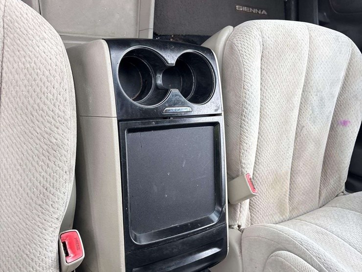 2011-toyota-sienna-image-15