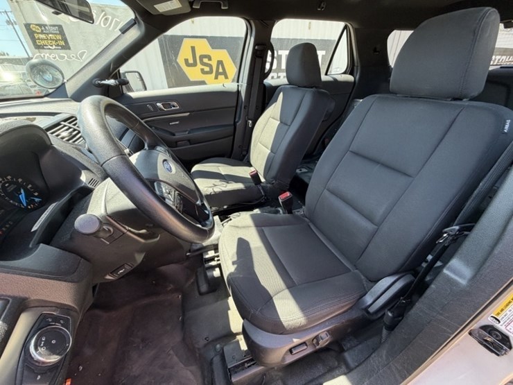 2017-ford-explorer-image-24