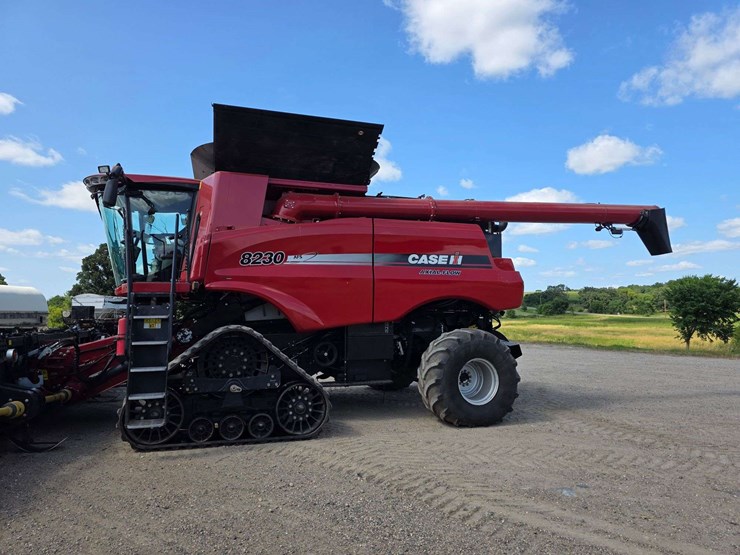 2013-case-ih-8230-image-23