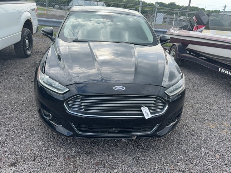 #3014-•-2016-ford-fusion-car-image-2