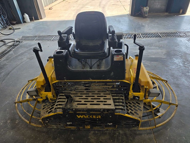 2006-wacker-crt48-ride-on-trowel,-48”,-vanguard/daihtsu-dm950g-gas-engine,-452.9-hours,-comes-with-t-image-2