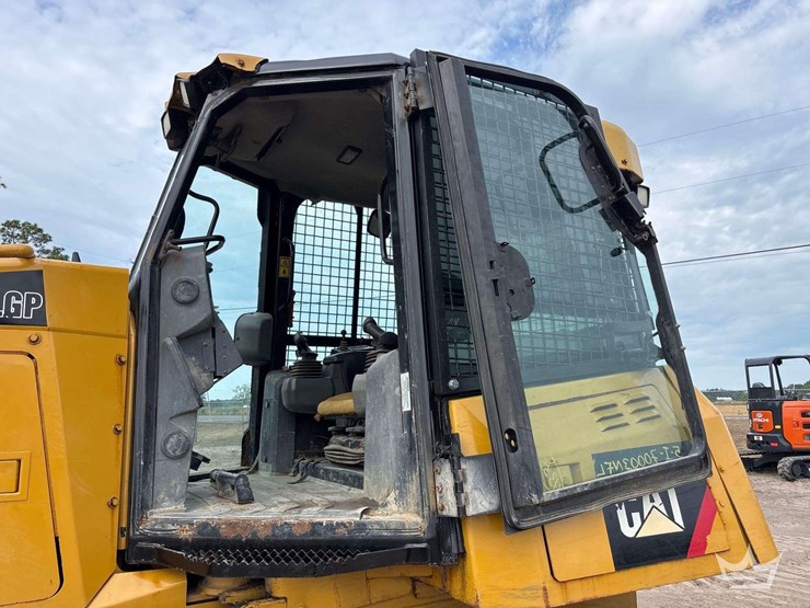 2015-caterpillar-d6k2-lgp-image-22