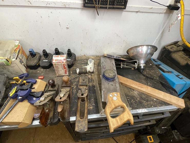 #7108-•-contents-of-countertop-image-4