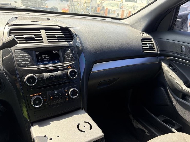 2018-ford-explorer-image-16