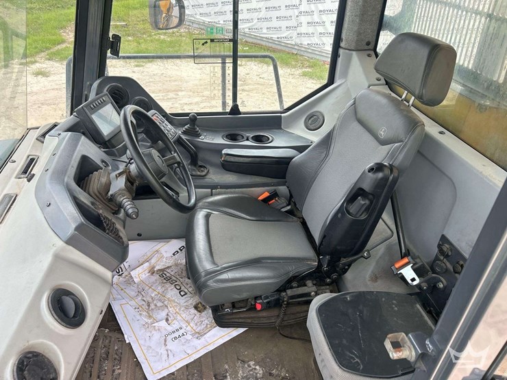 2022-deere-260e-image-30