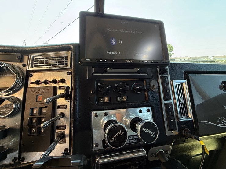 2007-peterbilt-335-image-22