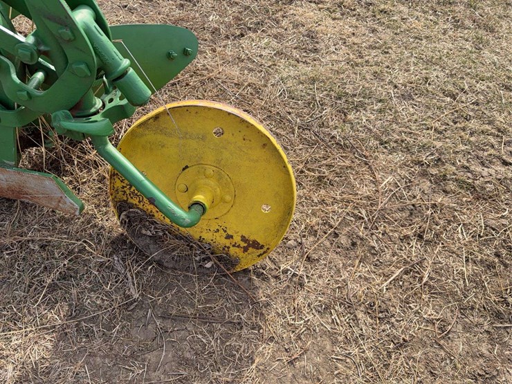 john-deere-pull-type-three-bottom-plow-image-16