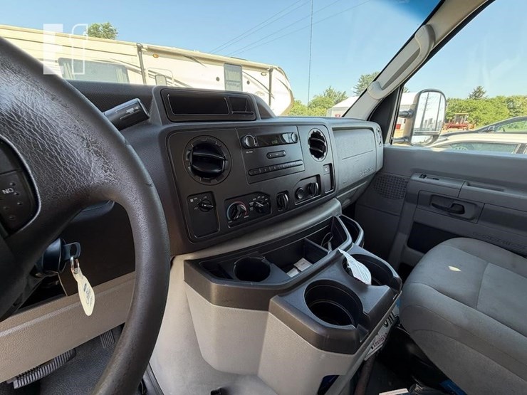 2017-ford-e350-image-10