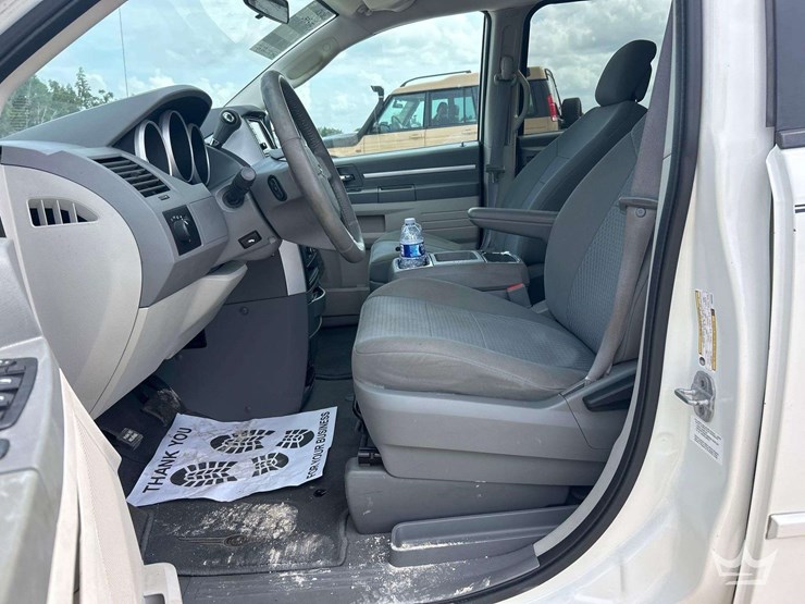 2010-dodge-grand-caravan-image-12