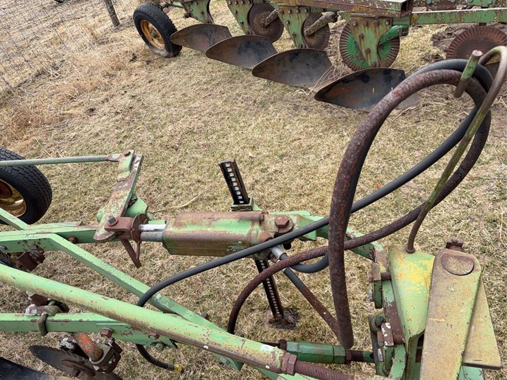 john-deere-pull-type-four-bottom-plow-image-8