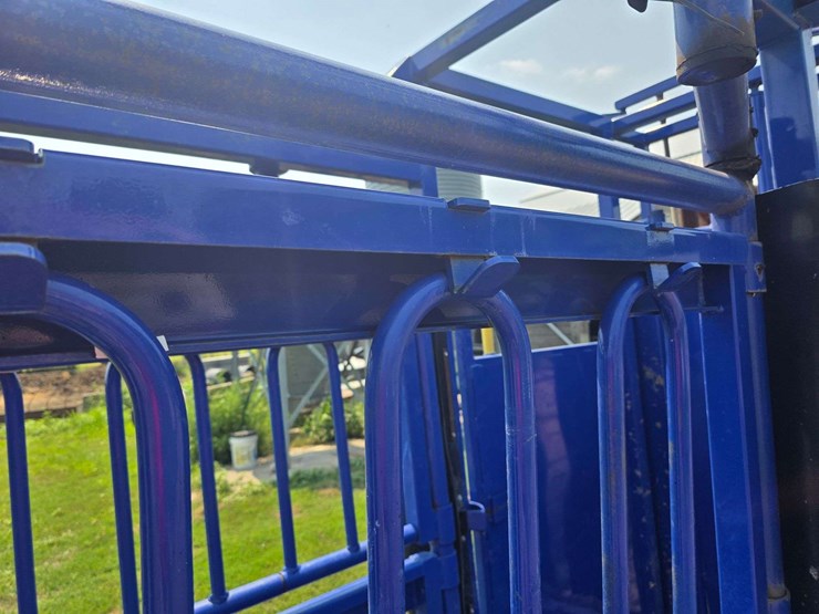 spanier-welding-deluxe-cattle-chute.-per-seller:-this-chute-is-approximately-5-years-old-and-is-in-g-image-31