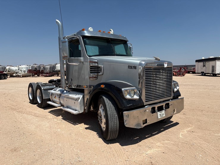2013-freightliner-coronado-122-sd-image-2
