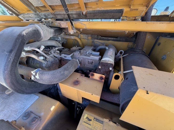 2011-deere-85d-image-26