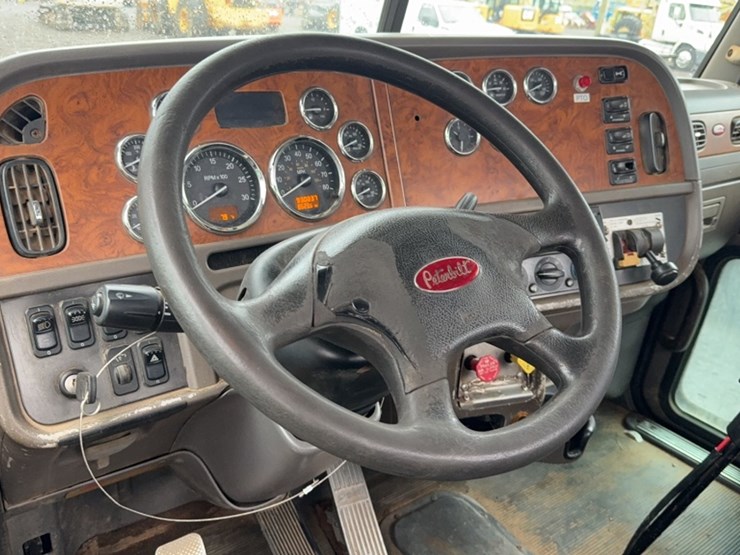 2006-peterbilt-385-image-15