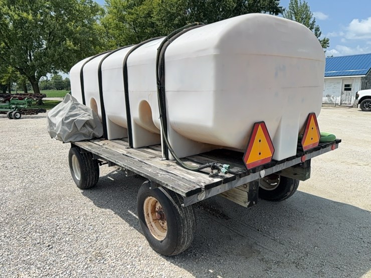 1200-gal.-banded-poly-nurse-wagon-image-4