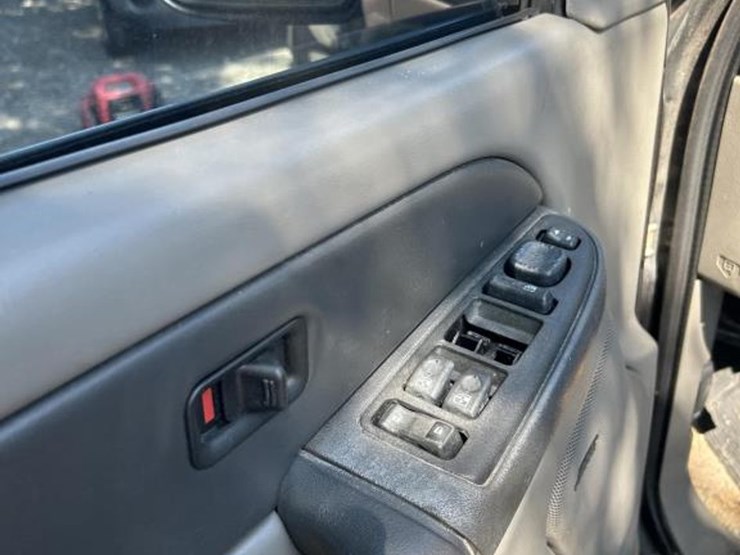 2003-chevrolet-tahoe-image-8