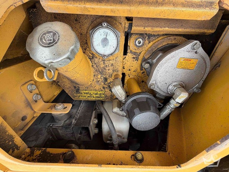 2022-rayco-1800wl-mini-articulated-wheel-loader-image-12