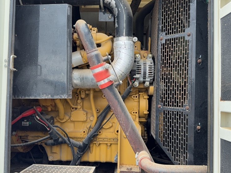 #2099-•-cat-x0200-2-towable-generator-image-6